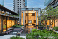 浴缸台则采用奥特曼米黄大理石包